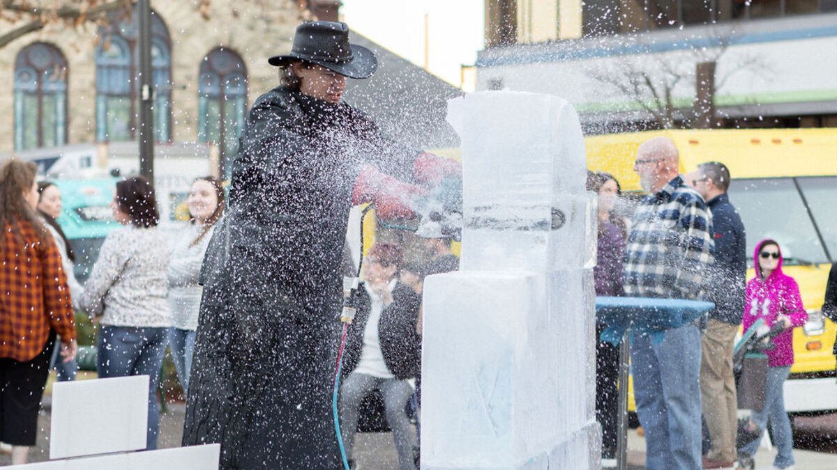 Live Ice Carvings at Butlers Carved in Ice